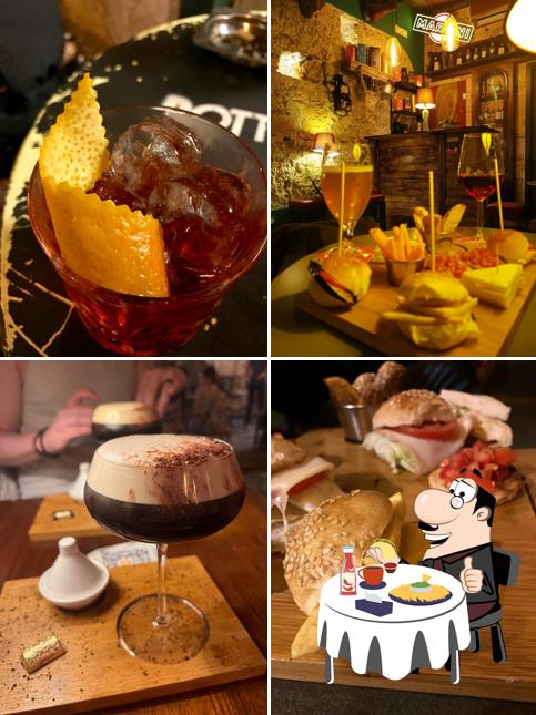 Un Espresso Martini in coppa, servito su una tavoletta di legno